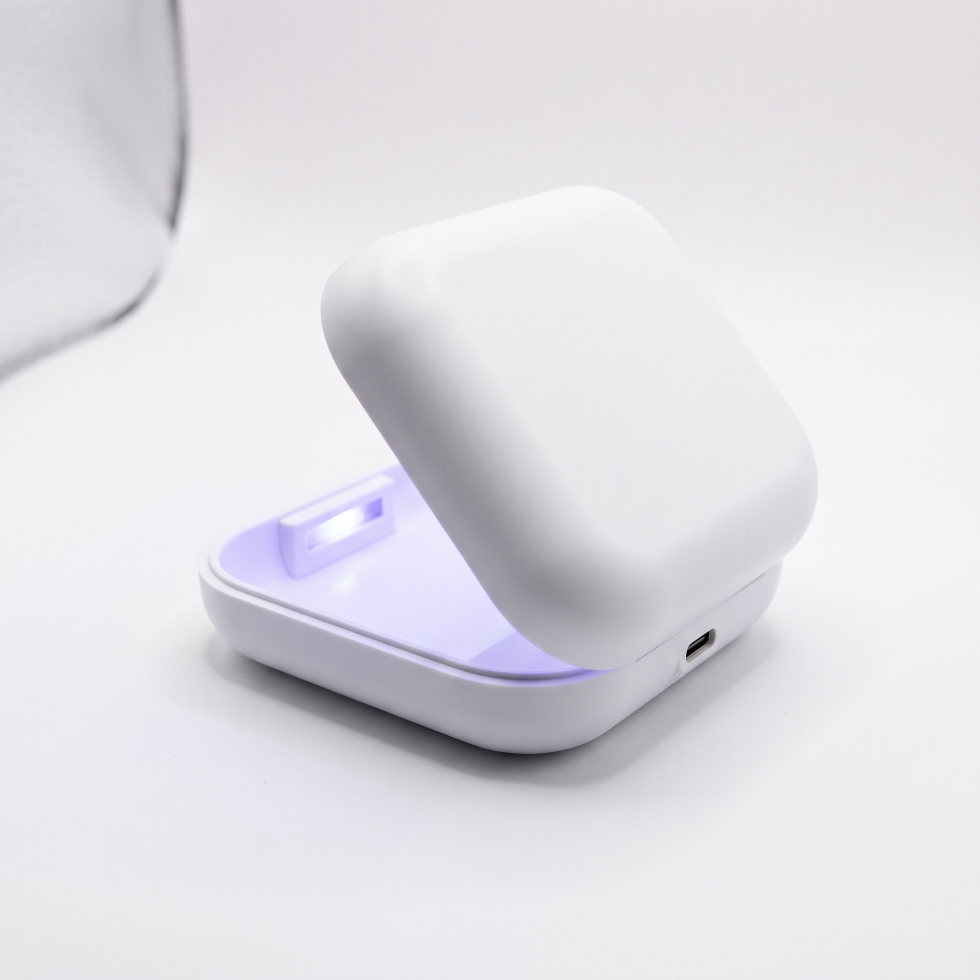 UV travel case included in the 360 Bundle